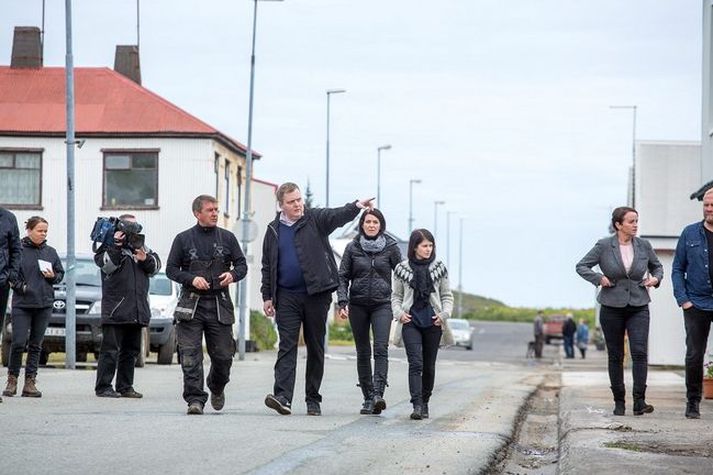 Forsætisráðherra á Siglufirði í ágúst síðastliðnum að skoða skemmdir vegna flóða þar í bæ.