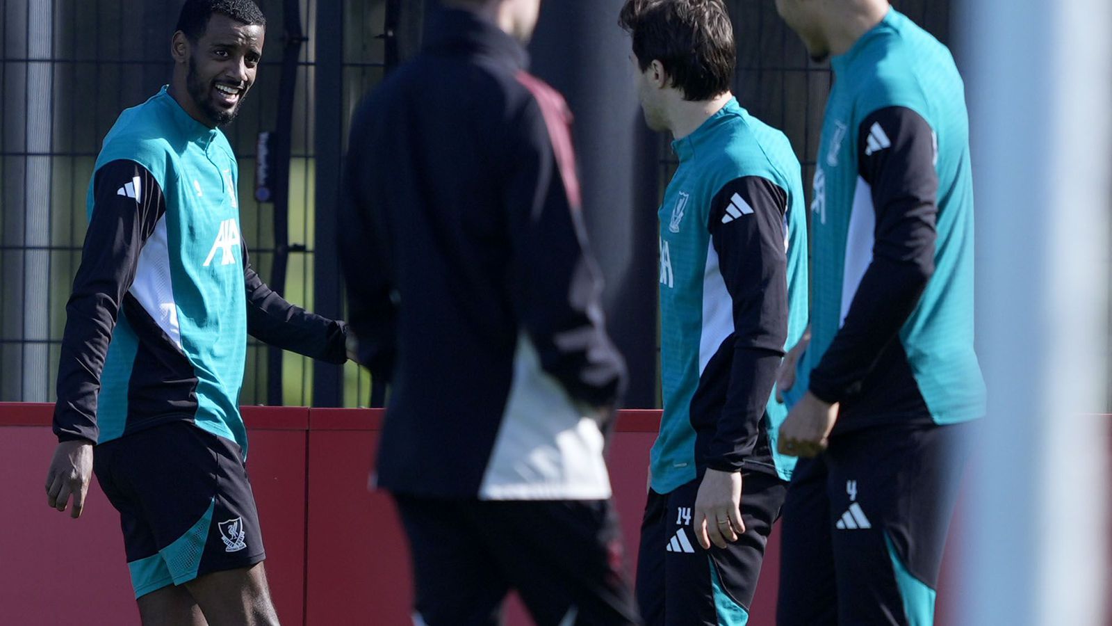 Isak fær að æfa með liðsfélögunum aftur