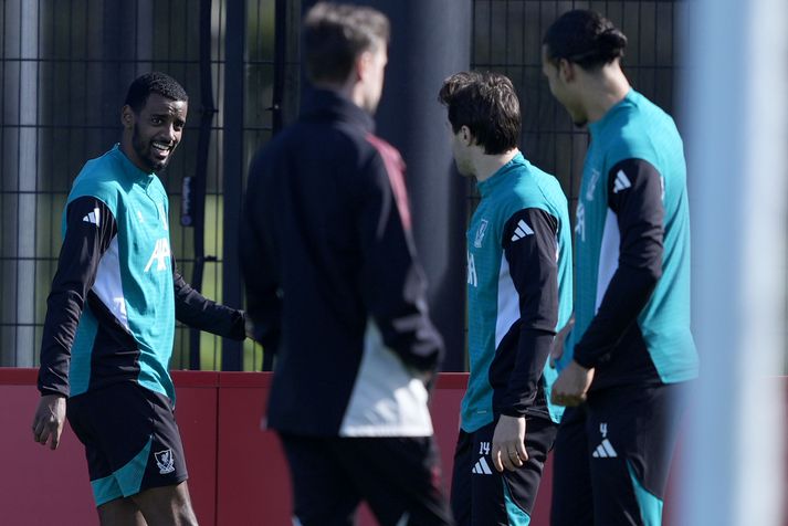Alexander Isak verður með á æfingu Liverpool í dag. 