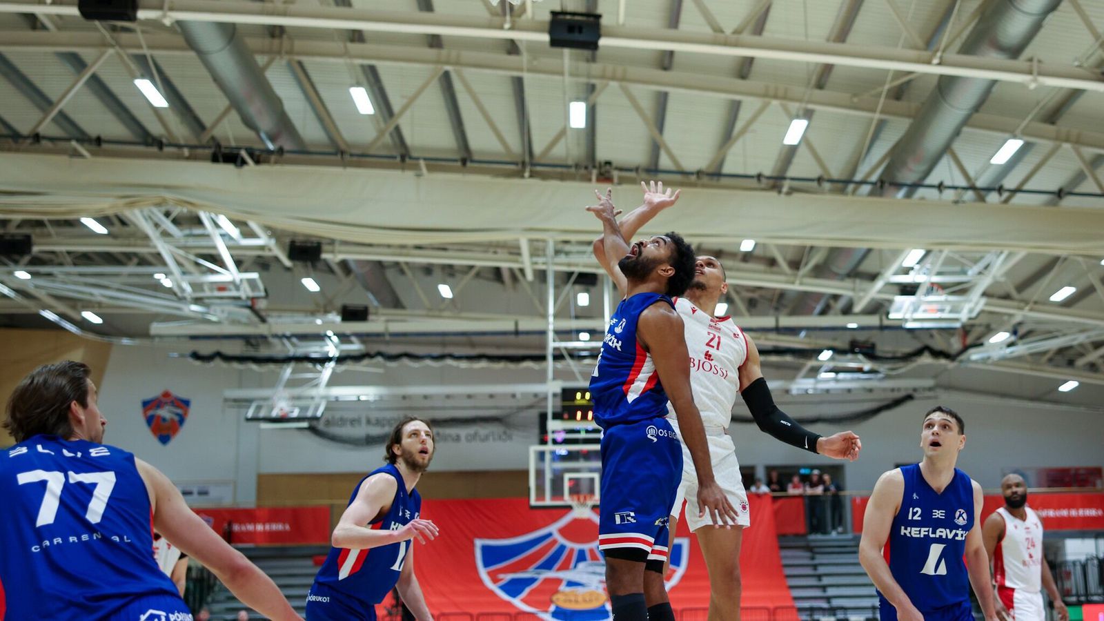 Uppgjörið:Valur - Kefla­vík 75-78| Kefla­vík stelur heima­vellinum í fyrsta leik