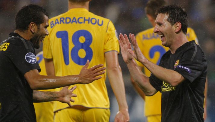 Lionel Messi og Dani Alves fagna marki þess fyrrnefnda í gær.