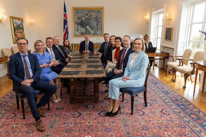 Stjórnarflokkarnir sækja aðeins í sig veðrið samkvæmt nýrri könnun Maskínu fyrir fréttastofuna. Flokkarnir myndu þó ekki halda meirihluta sínum á Alþingi yrði kosið nú.