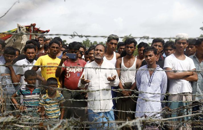 Flóttamenn safnast saman við girðinguna að "einskismannslandi“ á milli landamæra Bangladess og Mjanmar.