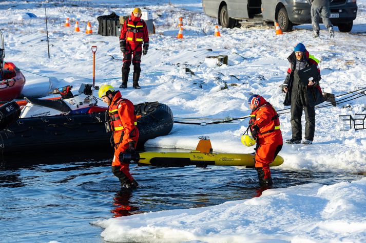 Séraðgerðasveit Landhelgisgæslunnar kemur kafbát Gavia út í Þingvallavatn.