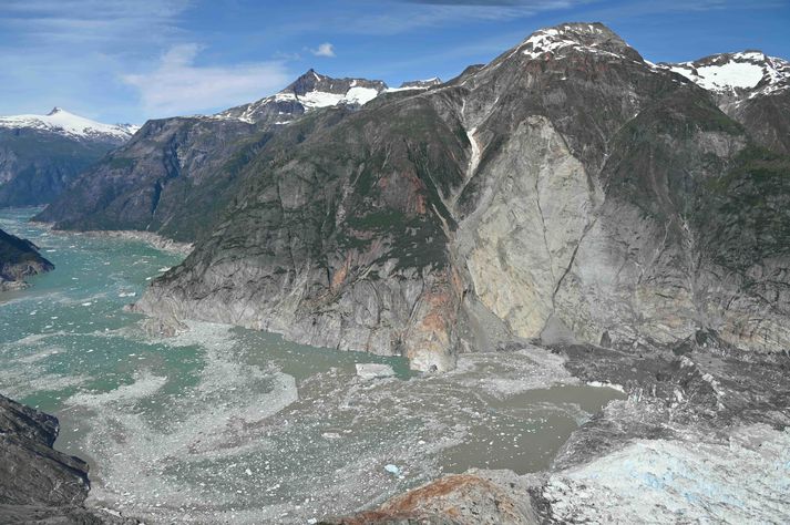 Sár í brattri fjallshíðinni ofan við sporð Suður-Sawyer-jökuls í Tracy Arm-firði í suðaustur Alaska 10. ágúst árið 2025. Talið er að berghlaupið úr hlíðinni hafi valdið um fimm hundruð metra hárri flóðbylgju.