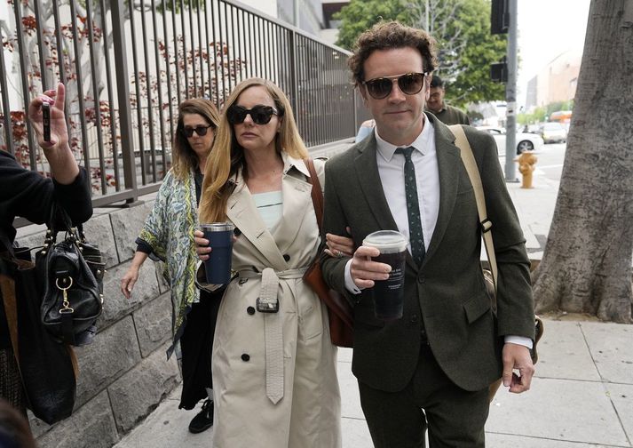 Danny Masterson og eiginkona hans Bijou Phillips fyrir utan dómshúsið í Los Angeles fyrr í maí.