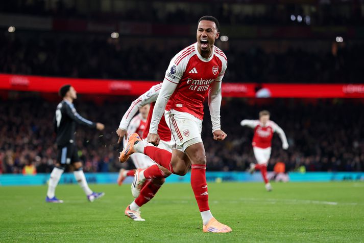 Gabriel fagnar eftir að hafa skorað fyrsta mark Arsenal gegn Aston Villa.