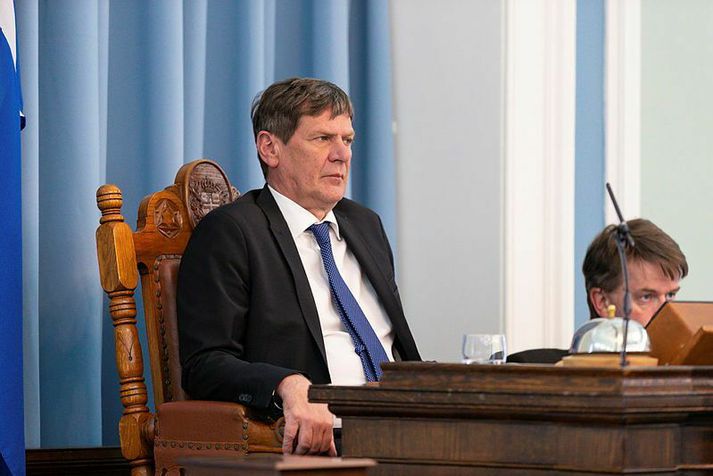 Brynjar mun ekki taka þátt í næsta prófkjöri Sjálfstæðisflokksins. Hann segir að ríkisstjórnarsamstarfið sé að kosta Sjálfstæðisflokkinn of mikið fylgi. Flokkurinn hafi gefið of mikið eftir og sé alltaf að „hörfa og tipla á tánum í kringum frekjuna“.