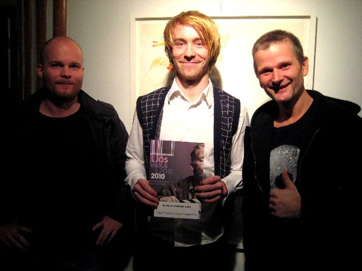 Erlendur Sveinsson sigurvegari Ljósvakaljóða í fyrra. Með honum eru dómararnir Grímur Hákonarson og Óskar Jónasson.