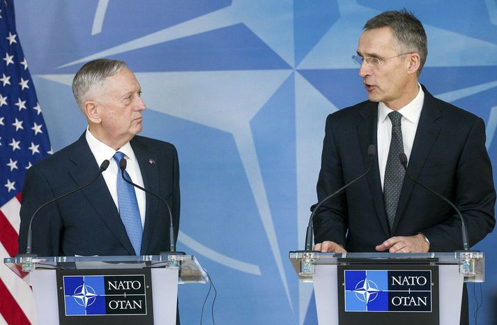James Mattis og Jens Stoltenberg, framkvæmdastjóri NATO.