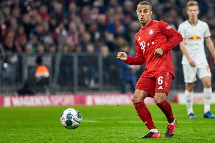 Thiago reynir hér stungusendingu í leik með Bayern München.