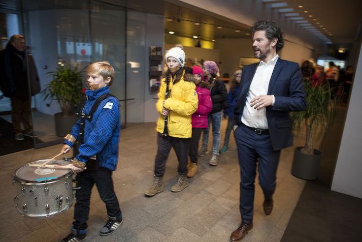 Ungmenni í tónlistarnámi mótmæltu í Ráðhúsi Reykjavíkur í gær og afhentu borgarstjóra yfirlýsingu og hvatningu til að semja við tónlistarkennara.