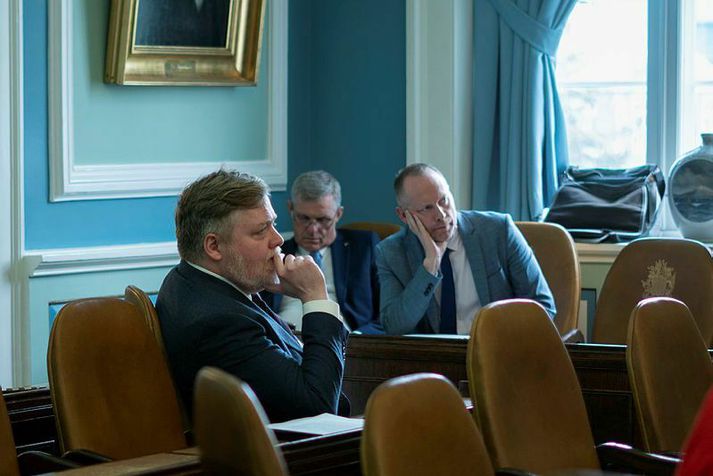 Guðmunda Ingi Guðbrandssyni formanni VG var ekki skemmt yfir ræðu Jóns Gunnarssonar þingmanns Sjálfstæðisflokksins á þinginu í gær. Jón skaut föstum skotum að VG og sat hjá í atkvæðagreiðslu um vantraust, einn stjórnarþingmanna.