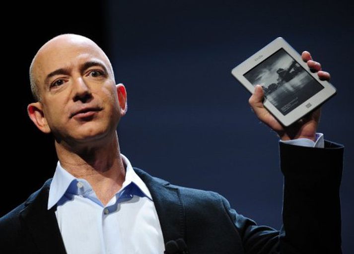 Jeff Bezos, forstjóri Amazon, með nýjastu Kindle lestölvuna.
