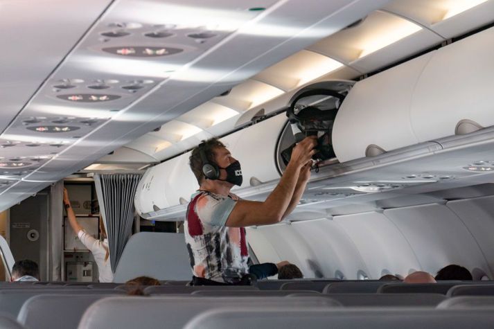 Flugfélög um heim allan sem hafa orðið fyrir gríðarlegum tekjumissi vegna faraldursins. Hér sést farþegi með grímu um borð í flugvél Ryanair á dögunum.
