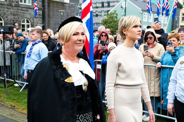 Kristrún lagði blómsveig við styttu Jóns Sigurðssonar og Halla flutti ávarp.