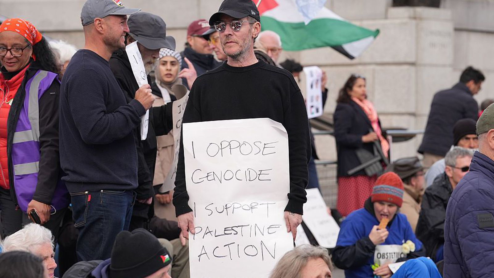 Söngvari Massive Attack hand­tekinn á mót­mælum