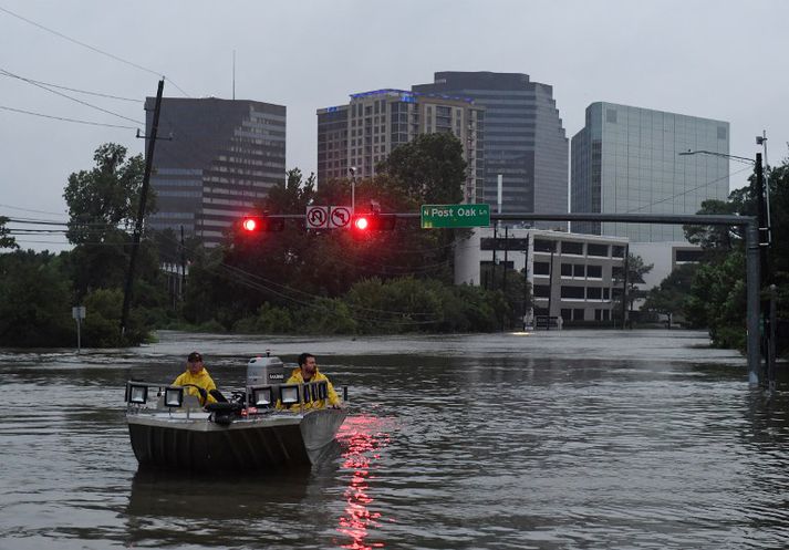 Vegir hafa breytst í stórfljót í flóðunum í Houston og hefur fólk verið bjargað á bátum.