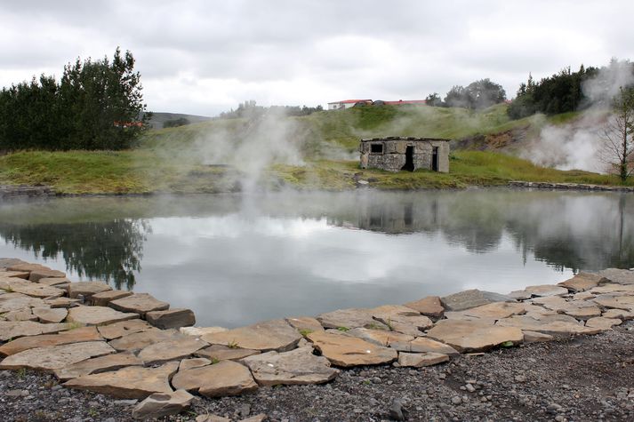 Maðurinn hafði verið í Gömlu sundlauginni, hann fór upp úr lauginni og gekk nokkra metra að timburgöngustíg og hrasaði.