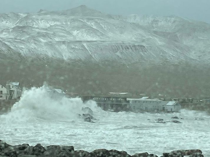 Aldan skellur á grjótgarðana á Borgarfirði eystra á háflóði í hádeginu í gær.