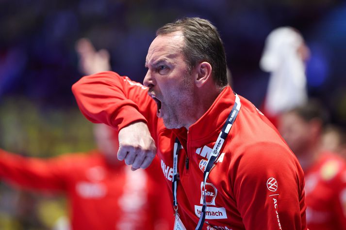 Dagur Sigurðsson var mjög reiður eftir olnbogaskotið og sýnir hér dómurum merki um olnbogann.