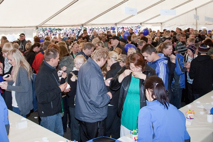 Fjöldi fólks kíkir við á ísdeginum.