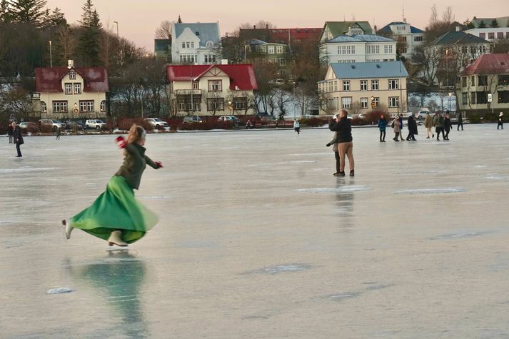 Skautað á Reykjavíkurtjörn á sjálfan jóladaginn.