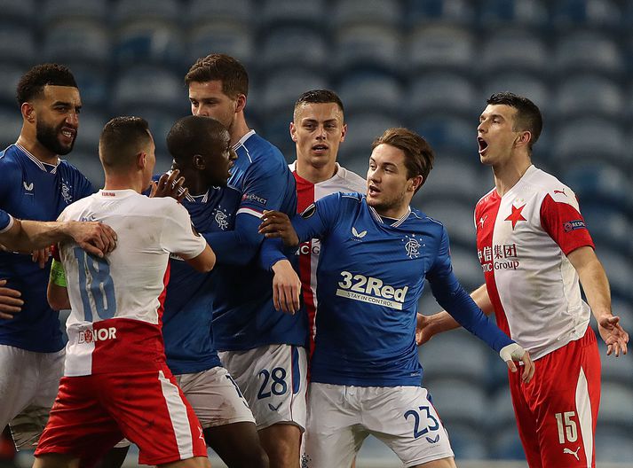 Ondrej Kúdela (lengst til hægri), leikmaður Slavia Prag, er sakaður um að hafa beitt Glenn Kamara, finnska landsliðsmanninn hjá Rangers, kynþáttaníði.