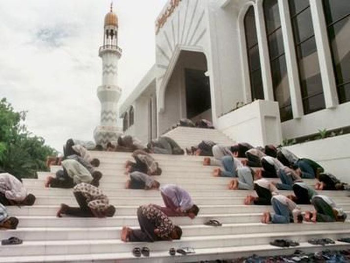 Fjöldi manna lá á bæn þar sem nú stendur yfir heilagasti mánuður múslima, Ramadan.