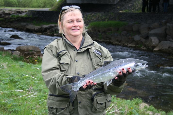 Hanna Guðrún Sigurjónsdóttir með fyrsta laxinn úr Elliðaánum í sumar