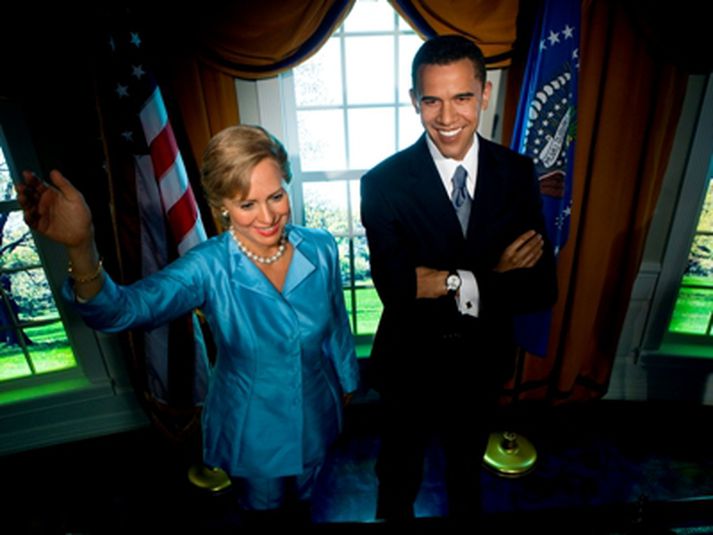 Vaxmyndir af Hillary Clinton og Barack Obama í eftirlíkingu af forsetaskrifstofu Hvíta hússins í vaxmyndasafni Madame Tussaud í Washington.
