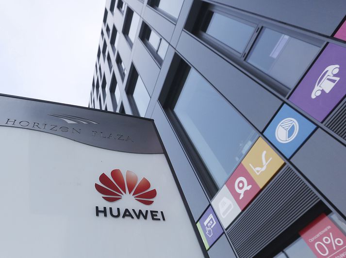 Rannsakendur gerðu húsleit í höfuðstöðvum Huawei í Póllandi og hjá samskiptafyrirtækinu Oragne Polska, sem pólski maðurinn mun hafa unnið hjá.