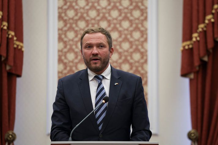 Margus Tsahkna, utanríkisráðherra Eistlands, segir að árásin og aðkoma Rússa að henni sé með öllu ólíðandi. Hann segir að sendiherra Rússlands í Eistlandi verði kallaður á teppið í dag.