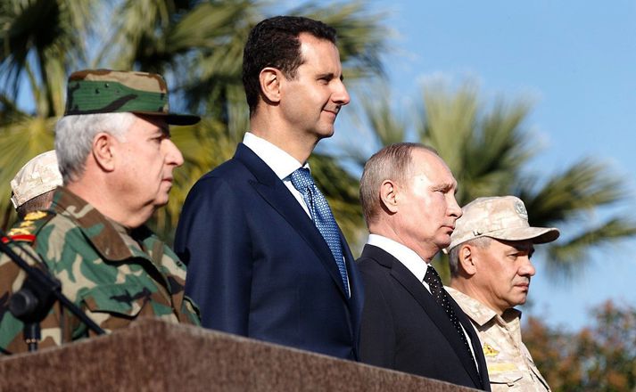 Hinn 189 sentimetra hái Bashar al-Assad , Sýrlandsforseti, tók á móti hinum 170 sentimetra háa Vladimír Pútín, Rússlandsforseta.