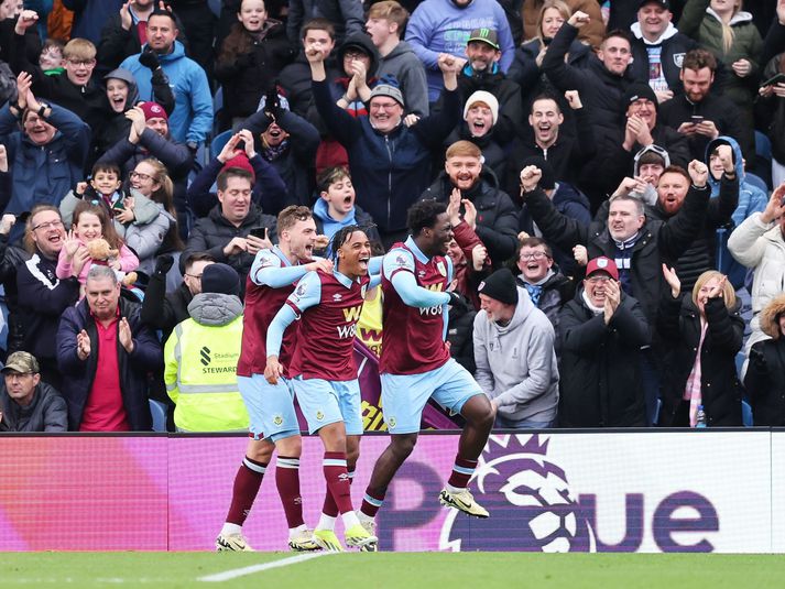 David Fofana fagnar marki sínu í dag ásamt liðsfélögum og stuðningsmönnum Burnley.