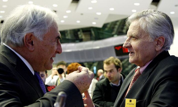 Ráðamenn funda Dominique Strauss-Kahn, framkvæmdastjóri AGS, ræðir við Jean Claude Trichet, seðlabankastjóra Evrópu, á ráðstefnu framkvæmdastjórnar ESB í gær.Fréttablaðið/AP