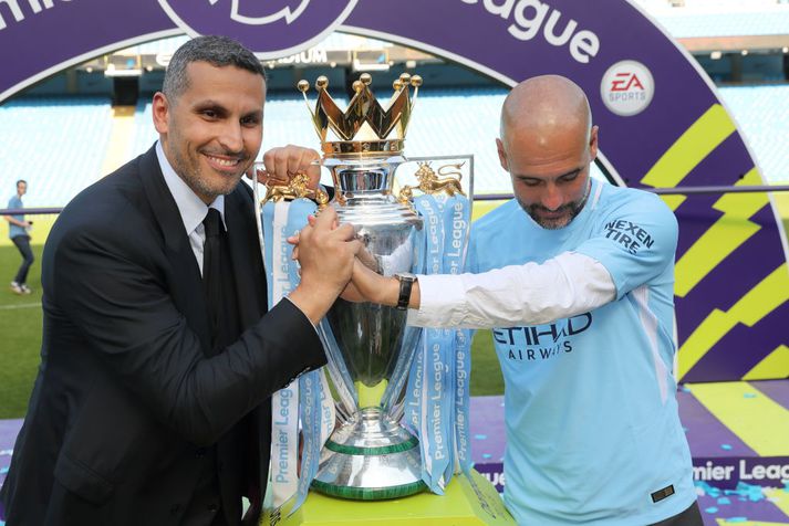 Khaldoon Al-Mubarak, stjórnarformaður Man. City, fagnar hér enska meistaratitlinum með Pep Guardiola, knattspyrnustjóra félagsins.