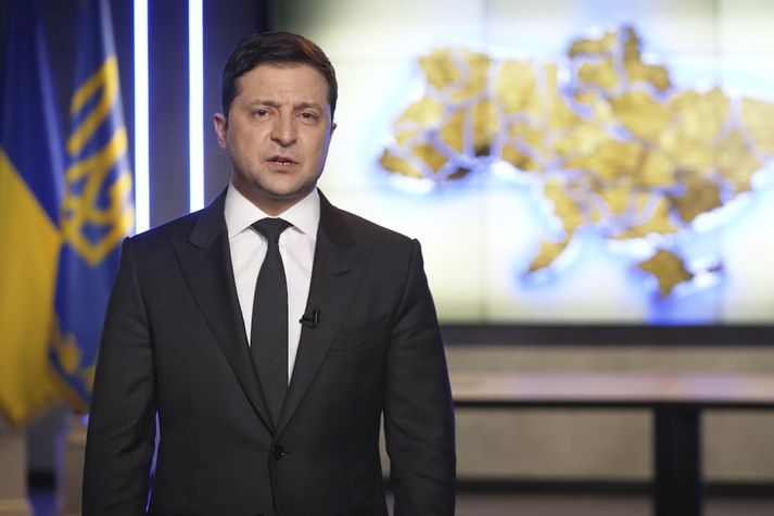 Volodymyr Zelenskyy forseti Úkraínu segir stjórnvöld í Úkraínu byrjuð að dreifa vopnum til alls almennings.