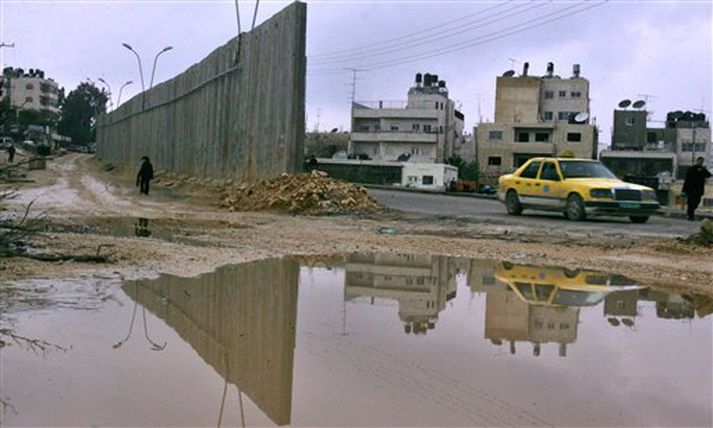 Stækkun landnemabyggða og bygging öryggisveggsins/aðskilnaðarmúrsins fyrir fyrir brjóstið á Palestínumönnum.