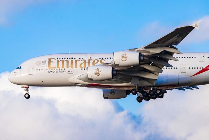 Hér sést ein af risaþotum Emirates, Airbus A380.