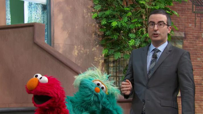 John Oliver og brúðurnar tóku lagið í þættinum.