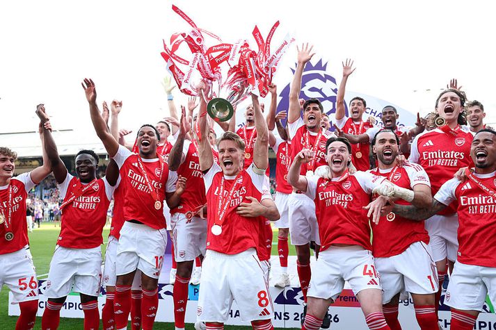 Arsenal hefur titilvörnina á að mæta Coventry.