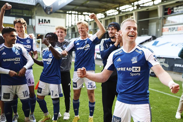 Sævar Atli á gleðistundu þegar Lyngby hafði tryggt sæti sitt í dönsku úrvalsdeildinni