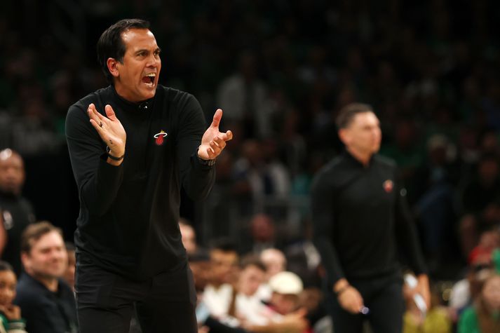 Erik Spoelstra hvetur sína menn í Miami Heat áfram á móti Boston Celtics í TD Garden.