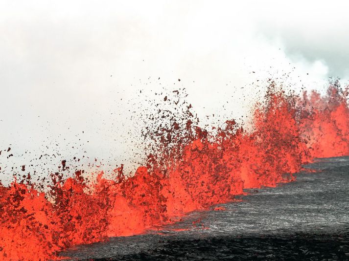Eldgosið hófst þann 16. júlí og er það sagt halda áfram af nokkuð stöðugum krafti. Þó hafi dregið úr strókavirkni þess.