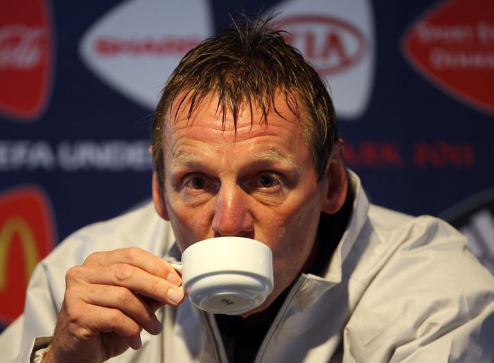 Enska knattspyrnusambandið hefur enn tröllatrú á þjálfaranum Stuart Pearce þrátt fyrir að U21 árs landslið Englands hafi ekki komist í undanúrslit EM í Danmörku.