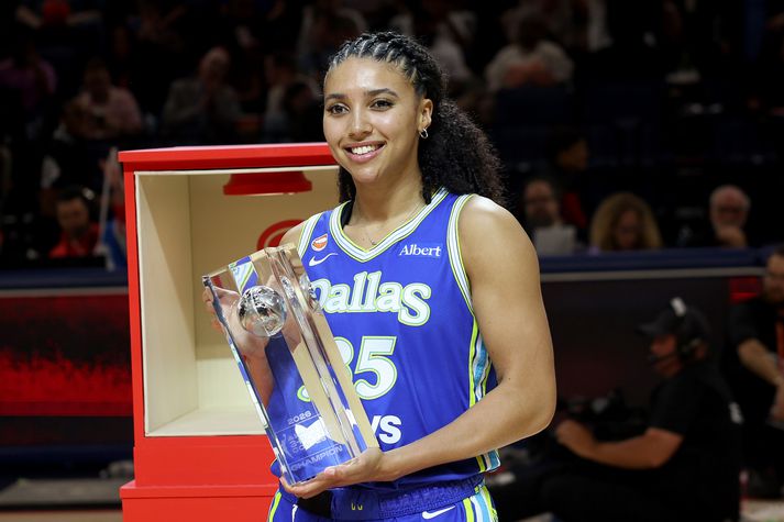 Azzi Fudd með bikarinn sem hún fékk fyrir að vinna þriggja stiga skotkeppni Stjörnuhelgar WNBA-deildarinnar í körfubolta.