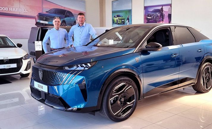 Eiríkur Haraldsson og Einar Nåbye, söluráðgjafar Peugeot, taka vel á móti væntanlegum kaupendum í sýningarsal Peugeot á frumsýningunni. 