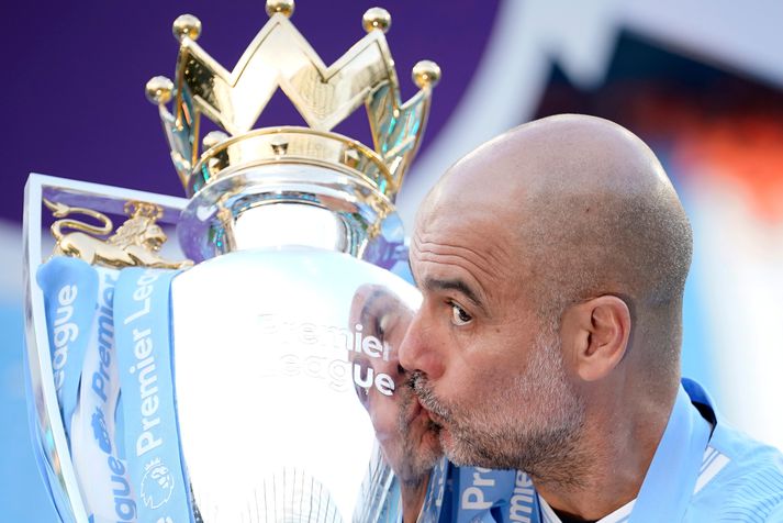 Pep Guardiola kyssir hér Englandsmeistaratitilinn sem Manchester City vann, fyrst allra félaga í sögunni, fjórða árið í röð.