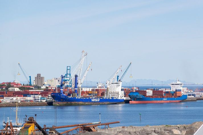 Samkeppnisyfirlitið gaf út umfangsmikla skýrslu um samráð Eimskips og Samskipa sem það sagði hafa staðið yfir í fjölda ára. Eimskip gerði sátt en Samskip ekki.